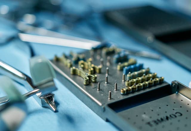 Orthopedic Locking Plates & Screws